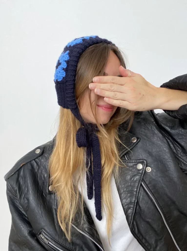 bonnet-bleu-fleurs-web